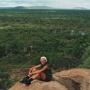 Australien - Granitsten ved Undara Lava Tubes med udsigt over outback'en